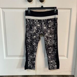 Women’s Lululemon Floral pattern leggings size 6